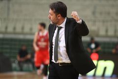 Ο Σερέλης έριξε γροθιά στο μαχαίρι και το λύγισε