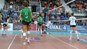 Απίθανη άμυνα στον ημιτελικό του βόλεϊ με ανάποδο ψαλίδι (vid)