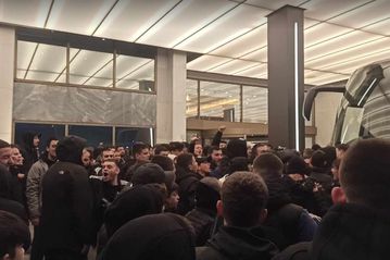 Οι φίλοι του ΠΑΟΚ έκαναν το ξενοδοχείο... Τούμπα πριν το ντέρμπι με τον Άρη (gallery/vid)