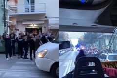 Ο κόσμος της ΑΕΚ αποθέωσε την ομάδα κατά την αναχώρηση από το ξενοδοχείο πριν τον τελικό με τον Ολυμπιακό