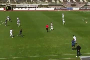 Απίθανη υπόδειξη οφσάιντ στο Καλαμάτα – Καλλιθέα: Ο επιθετικός καλυπτόταν τουλάχιστον τρία μέτρα και από τρεις παίκτες