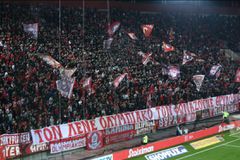 «Αλλιώς ονειρευόμαστε τον Ολυμπιακό»: Συνθήματα κατά των παικτών μετά τη λήξη