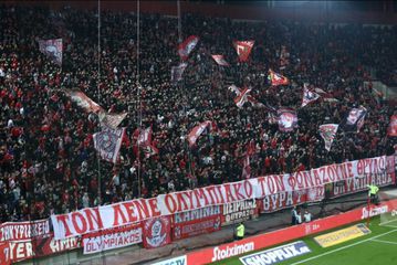 «Αλλιώς ονειρευόμαστε τον Ολυμπιακό»: Συνθήματα κατά των παικτών μετά τη λήξη