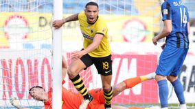 Ο Κάλενς στην τελευταία φάση του ημιχρόνου νίκησε τον Κοσέλεφ κι έκανε το 1-0 για την ΑΕΚ εναντίον της Λαμίας