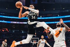 Ο Αντετοκούνμπο επανάφερε τους Μπακς στα... λογικά τους και νίκησαν τους «μισούς» Κλίπερς στο Λ.Α. (vids)