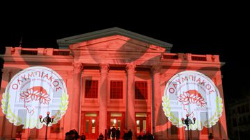 Ο ύμνος του Ολυμπιακού στο Δημοτικό Θέατρο