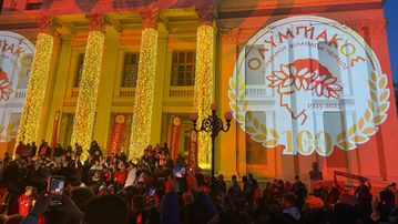 «Τα παιδιά του Πειραιά», τραγούδησαν χιλιάδες φίλοι του Ολυμπιακού