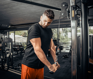 Cable Skullcrushers: Η Άσκηση που Απομονώνει Τέλεια τους Τρικεφάλους