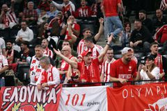 «Κοκκίνισε» το Παρίσι για χάρη του Ολυμπιακού (vid)