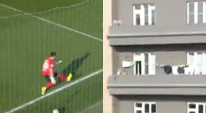 Απίστευτο σκηνικό στην Τσεχία: Τερματοφύλακας έστειλε την μπάλα σε μπαλκόνι! (vid)