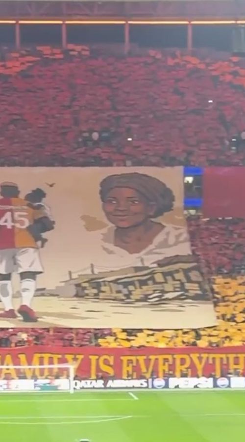 Συγκίνηση για τον Οσιμέν: Το κορεό των οπαδών της Γαλατασαράι για τη μητέρα του που τον έκανε να δακρύσει (pics & vid)