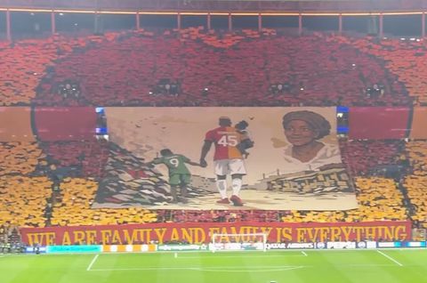 Συγκίνηση για τον Οσιμέν: Το κορεό των οπαδών της Γαλατασαράι για τη μητέρα του που τον έκανε να δακρύσει (pics & vid)