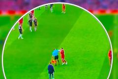 Οι οπαδοί της Λίβερπουλ απαιτούν τιμωρία οκτώ αγωνιστικών στον Έλληνα διαιτητή για την αγκωνιά στον Ρόμπερτσον (vid)