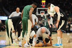 Η στιγμή που ο Γιάννης τραυματίστηκε μόνος του - Αγωνία στο Μιλγουόκι για τα αποτελέσματα: Γάμπα ή αχίλλειος; (vid)