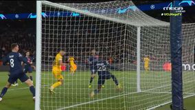 Μία ανάσα από το 0-1 η Μπαρτσελόνα, έσωσε στη γραμμή την κεφαλιά του Λεβαντόφσκι ο Μέντες (vid)