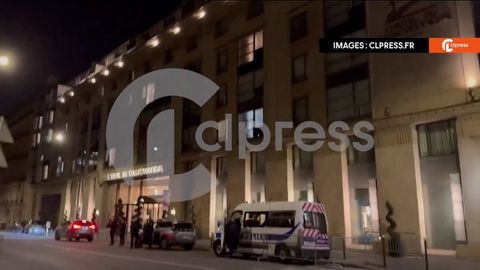 Οι οπαδοί της Παρί ξύπνησαν τους παίκτες της Μπαρτσελόνα με πυροτεχνήματα έξω από το ξενοδοχείο (vid)