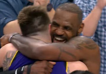 Όλοι το είδαν, λίγοι το παρατήρησαν: Ο ΛεΜπρόν έδειξε την στήριξή του στην βραδιά του Ντόντσιτς με τον καλύτερο τρόπο (vid)