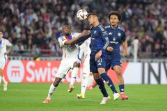 Έμεινε «όρθια» με buzzer beater του Τσερκί η Λυών κόντρα στη Γιουνάιτεντ, ανοιχτοί λογαριασμοί για Τότεναμ και Άιντραχτ