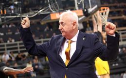 Σάκοτα: Ο κόσμος τον αποθέωσε κι εκείνος έδειξε τους παίκτες του (vid)