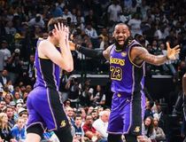 Ούτε ο ΛεΜπρόν δεν το πίστευε: Το εντυπωσιακό κάρφωμα του Ριβς που ξετρέλανε τον συμπαίκτη του (vid)