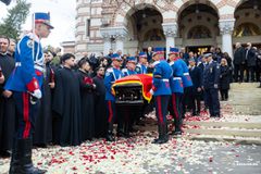 Ποιοι φίλαθλοι ταξίδεψαν 450 χιλιόμετρα για να είναι στην κηδεία του Μιρτσέα Λουτσέσκου (pic)