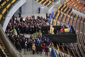 Οπαδοί της Ντιναμό και Στεάουα Βουκουρεστίου τραγούδησαν μαζί σύνθημα για τον Μιρτσέα Λουτσέσκου (vid)