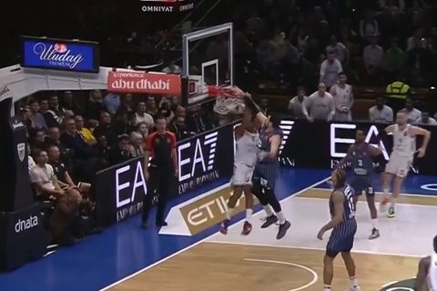 Εντυπωσιακό κάρφωμα του Άντερσον που είχε πλάτη τη ρακέτα (vid)