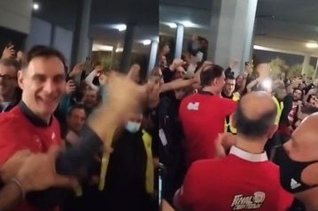 «Τρέλα» για Μπαρτζώκα έξω από το ΣΕΦ μετά τη μεγάλη πρόκριση του Ολυμπιακού (vid)