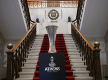 Το μετρό... ντύθηκε στα χρώματα του Conference League