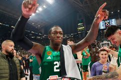 Η φωτογράφιση του Ναν με τα τρία φετινά του βραβεία στη Euroleague (vid)