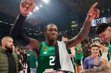 Η φωτογράφιση του Ναν με τα τρία φετινά του βραβεία στη Euroleague (vid)