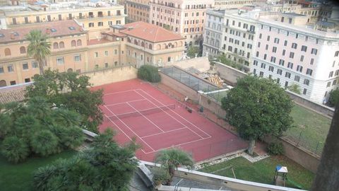 Το Βατικανό κρύβει ένα γήπεδο τένις όπου ο Πάπας Λέων ΙΔ' μπορεί να καλλιεργήσει το πάθος του