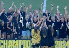 Ιστορική στιγμή στη Νέα Φιλαδέλφεια: Οι παίκτριες της ΑΕΚ σήκωσαν το τρόπαιο! (pics & vids)