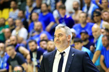 Ο Σιγάλας ευχαρίστησε συγκινημένος τους παίκτες του λίγο μετά την άνοδο στη Stoiximan GBL (vid)