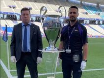 Εκπληκτικό βίντεο - Το τρόπαιο έφτασε στο γήπεδο και περιμένει Μάντσεστερ Σίτι ή Ίντερ