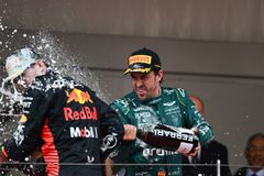 Χαίρονται στην Aston Martin που ο Αλόνσο θέλει να μείνει για μερικά χρόνια ακόμα