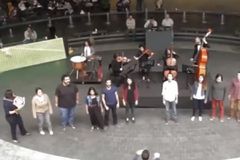 Σε ρυθμούς τελικού η Κωνσταντινούπολη: Φιλαρμονική έπαιξε τον ύμνο του Champions League σε εμπορικό κέντρο (vid)