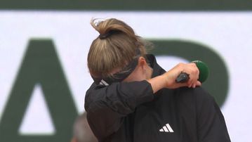 Με δάκρυα στα μάτια η Μούχοβα στην απονομή: «Αυτή η πορεία θα είναι μόνο η αρχή» (vid)