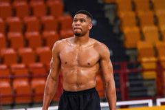 «Λιώνει» στο ΣΕΦ ο Αντετοκούνμπο