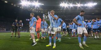 Ο γύρος του θριάμβου με το αγαπημένο «Hey Jude» στα ηχεία - Δεν πίστευε ότι κρατάει το τρόπαιο ο Χάαλαντ (vid)