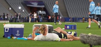 Ο Χάαλαντ έπεσε πάνω σε μπουκάλια με νερό και ανησύχησε τους οπαδούς της Σίτι ενόψει τελικού (vid)