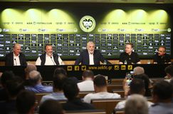 Αυτός είναι ο άνθρωπος που καθόταν δίπλα στον Ηλιόπουλο κατά την παρουσίαση του