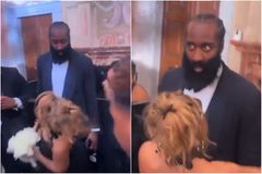 O τρόμος του Χάρντεν ζωγραφισμένος στα μάτια του - Η κοπέλα του έπιασε την ανθοδέσμη σε γάμο φίλων (vid)