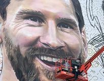 Ο Ντέιβιντ Μπέκαμ έκανε «λεύκανση» στα δόντια του Μέσι σε μια τεράστια τοιχογραφία (vids)