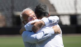 Tρομερή στιγμή: Η αγκαλιά Ιβάν-Ράζβαν στην Τούμπα!