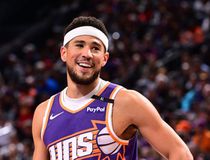 Ο Ντέβιν Μπούκερ συμφώνησε σε ιστορική επέκταση συμβολαίου με τους Φοίνιξ Σανς