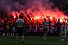 Απαράδεκτο σκηνικό στο Γουέμπλεϊ: Οι οπαδοί της Πάλας γιούχαραν στο ενός λεπτού σιγή για τον Ζότα και τον Σίλβα (vid)