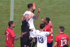 Απευθείας κόκκινη κάρτα στο 6ο λεπτό για τον Μάνσα, μεταγραφικό στόχο του Ολυμπιακού (vid)