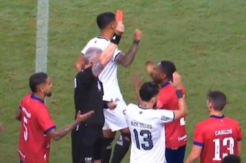 Απευθείας κόκκινη κάρτα στο 6ο λεπτό για τον Μάνσα, μεταγραφικό στόχο του Ολυμπιακού (vid)