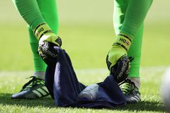 Το μυστικό όπλο του Χέντερσον στα πέναλτι: Ένα παγούρι με... σκονάκι!